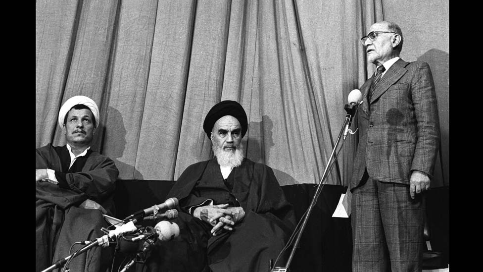مهدي بازركان أول رئيس حكومة في إيران بعد الثورة مع الخميني ورفسنجاني