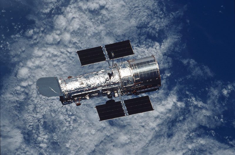 تلسكوب أو مرصد هابل الفضائي Hubble Space Telescope مرصد فضائي يدور حول الأرض منذ 1990عام وقد أمدَّ البشرية بأوضح وأفضل رؤية للكون على الإطلاق بعد طول معاناتها من التلسكوبات الأرضية التي يقف في طريق وضوح رؤيتها الكثير من العوائق سواءً جو الأرض المليء بالأتربة والغبار أم التلوث الضوئي والتي تؤثر في دقة النتائج. سُمِّي على إسم الفلكي « إدوين هابل ». يدور حول الأرض على أرتفاع 593 كم فوق مستوى سطح البحر دوره كاملة كل 97دقيقة ، يحتوي هذا المرصد عدسة قطرها 2.4 م. وتُصور بالأشعة فوق البنفسجية القريبة والطيف المرئي والأشعة تحت الحمراء القريبة. « هابل » هو المرصد الوحيد المصمم لتتم صيانته في الفضاء من قبل رواد الفضاء. كَلّفَ المرصد وكالة « ناسا » الأمريكية NASA 2.5 مليار دولار. 