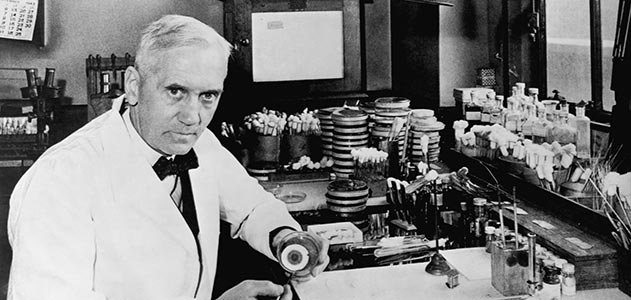 ألكسندر فلمنج Alexander Fleming  1881 - 1955. عالم اسكتلندي  في علم الأحياء و الصيدلة و شخصية هامة في التاريخ الإنساني، لأنه انقذ حياة ملايين الارواح وسوف يفعل ذلك في المستقبل بأكتشافه  المضاد الحيوي الشهير، البنسلين penicillin ، المشتق من العفن الفطري بنسيليوم نوتاتوم  Penicillium notatum عام 1928. حصل على جائزة نوبل في الطب او الفيزيولوجيا عام 1945 