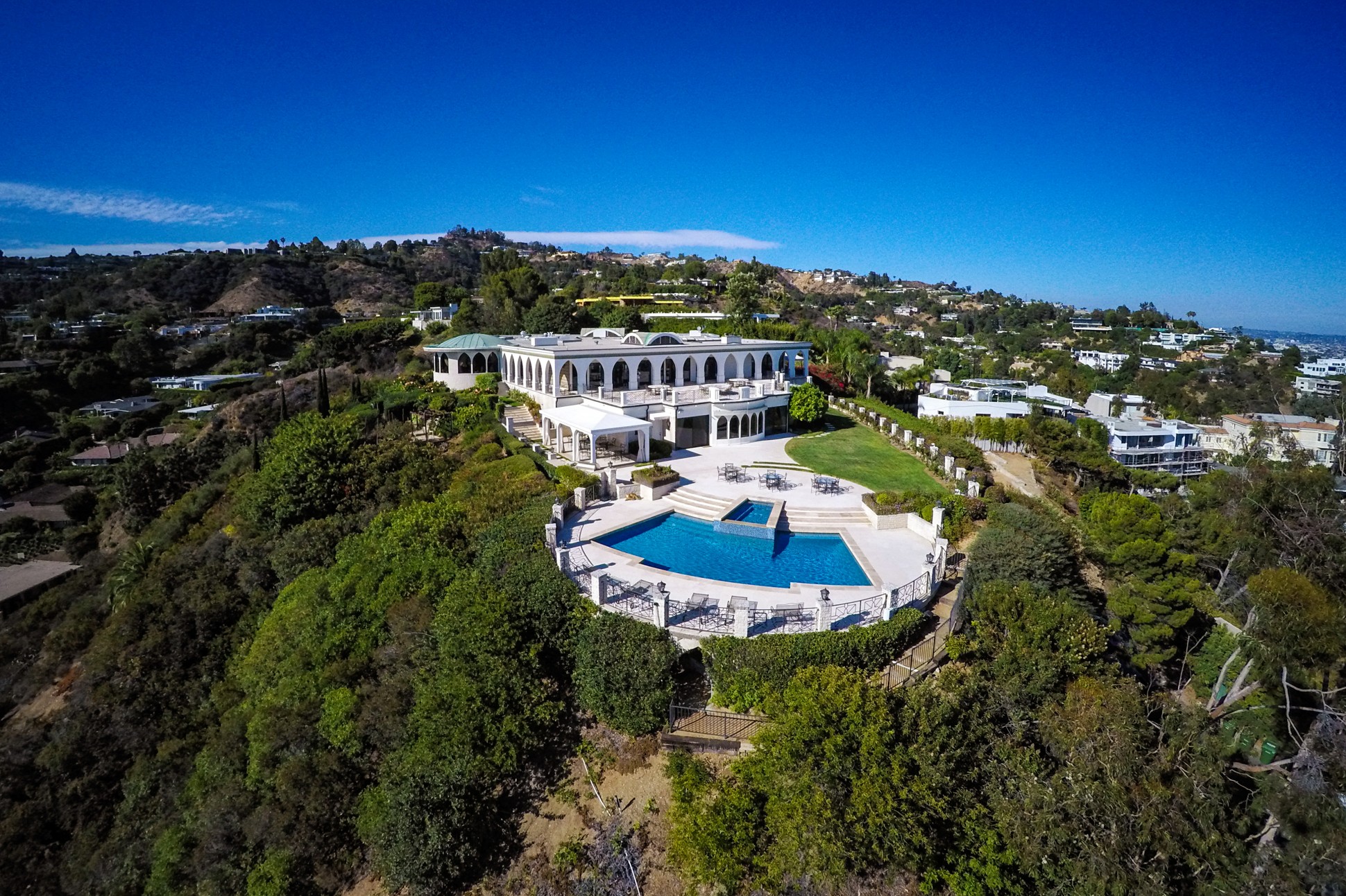 أغلى بيت في العالم "للراغبين"! منزل جيبلبير شاغوري في لوس أنجلوس معروض للبيع بـ135 مليون دولار.