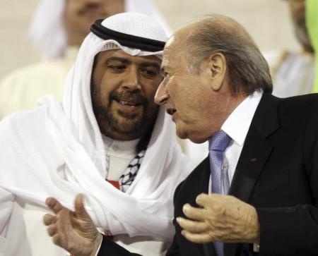 صورة تجمع بين الشيخ أحمد الفهد الصباح و سيب بلاتر (رئيس الفيفا). أرشيف رويترز