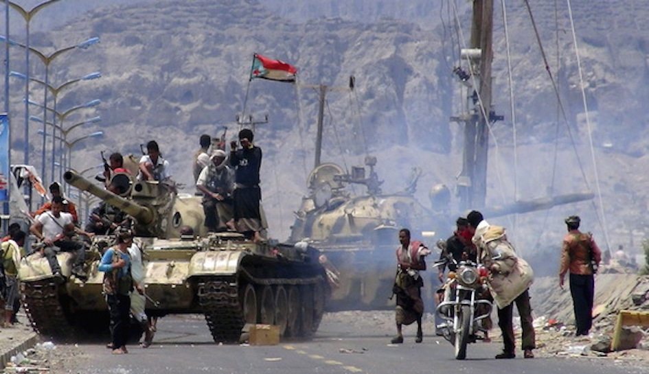 ٣ مايو ٢٠١٥: مقاتلو المقاومة الشعبية بعد نجاح عملية تحرير "عدن"