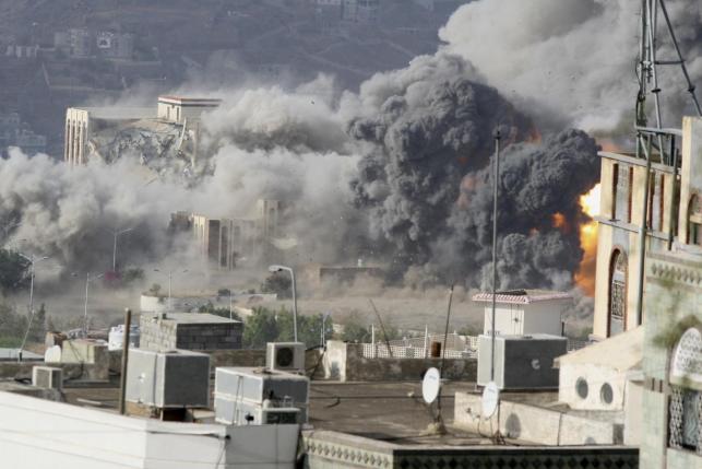 Smoke billows during an air strike on the Republican Palace in Yemen's southwestern city of Taiz April 17, 2015. REUTERS/Stringer
