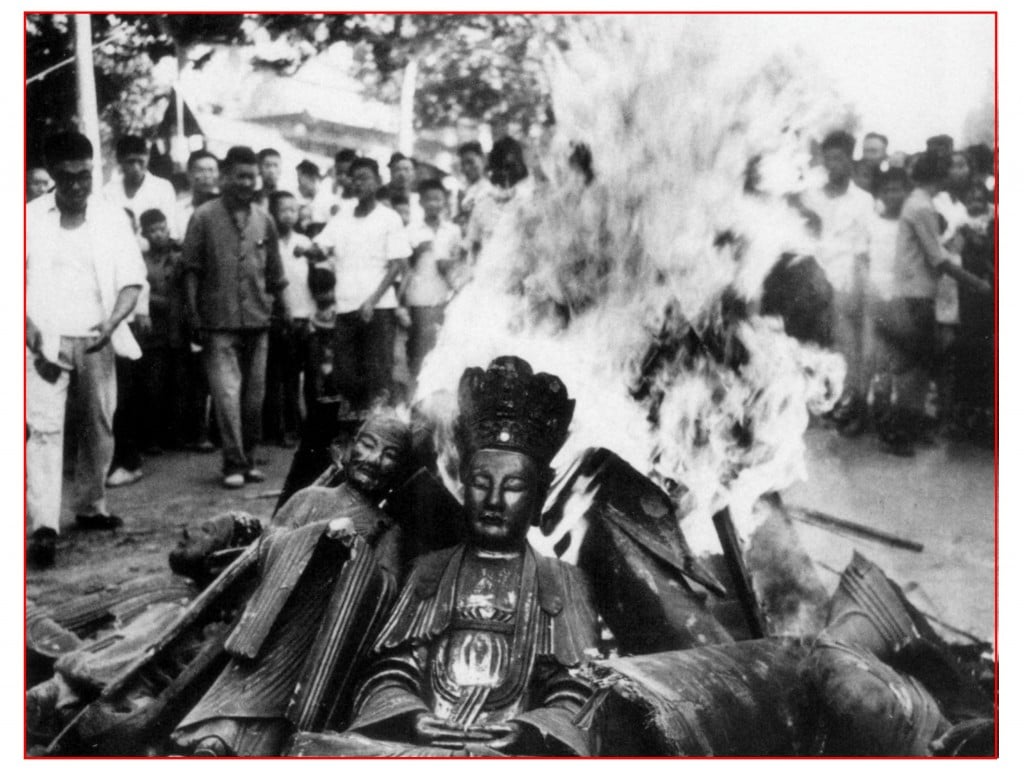 إحراق تماثيل البوذا والإعتداءات على المعابد كان أحد مظاهر ما أسمي "الثورة الثقافية"