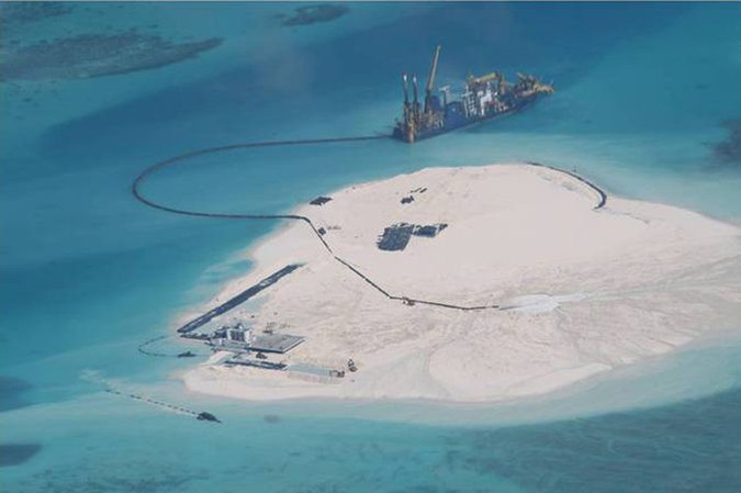 جزيرة اصطناعية أقامتتها الصين فوق شعاب مرجانية بين جزر سبراتلي
