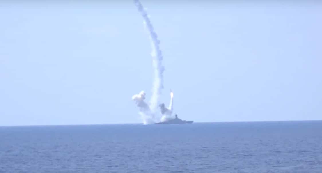 سفن حربية روسية تطلق صاروخ كروز نوع "كاليبر" ضد أهداف في حلب، يوم 19 أغسطس الحالي