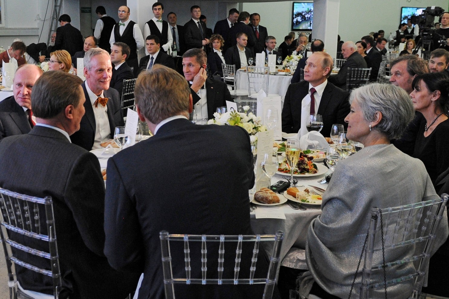 الجنرال فلين جالساً إلى يمين الرئيس بوتين في احتفال بذكرى مرور 10 سنوات على تأسيس تلفزيون "روسيا اليوم".