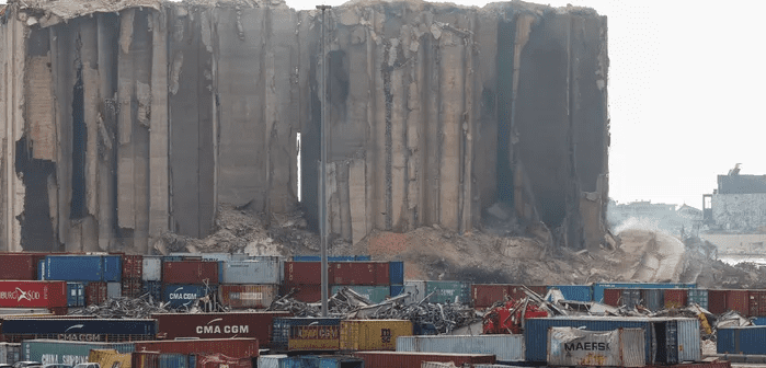 Sur le port de Beyrouth, les silos menacent de s’enflammer à nouveau