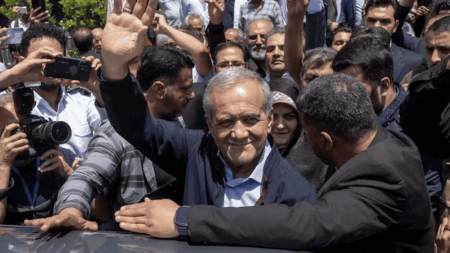 بزشكيان و”الإنقلاب” على خامنئي: هل “السكاكين مرفوعة في إيران”؟