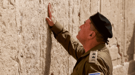 الأسباب الحقيقية للخلاف: حينما يُتَّهَم رئيس الأركان “إيال زامير” بـ”اليسارية” ونقص العدوانية!