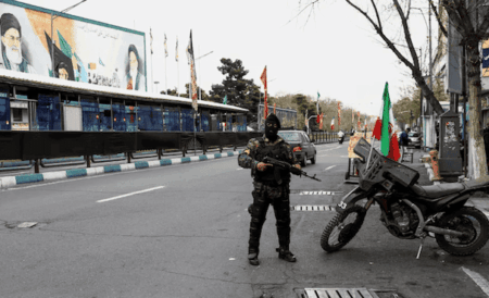 نظام طهران يعيش كابوس انهيارٍ إقتصادي وانتفاضات شعبية بعد توقُّف الحرب!