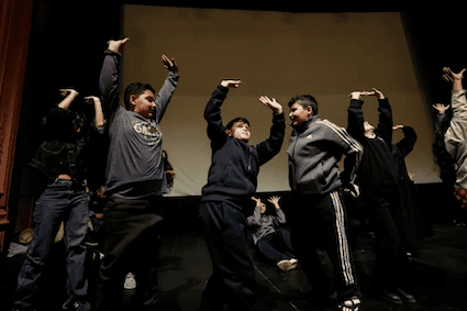 مراهقون لبنانيون يقولون إنهم كبروا قبل أوانهم بفعل الحروب والأزمات المتلاحقة