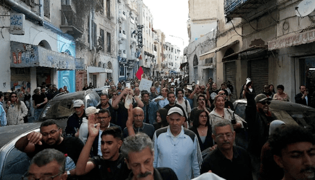 أم الثورات تونس تتظاهر ضد سعيد: “الشعب جيعان والحبس شبعان”!