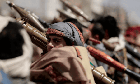 حصري: إيران أرسلت قيادات حرس ثوري وذهب وعتاد صواريخ للحوثيين