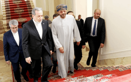 «الأزمة الأمريكية ـ الإيرانية تختبر أولوية عُمان التي تفضّل الدبلوماسية على السلاح»